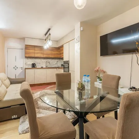 Elegant 2br | 5 Min Walk To Sea Garden דירה וארנה