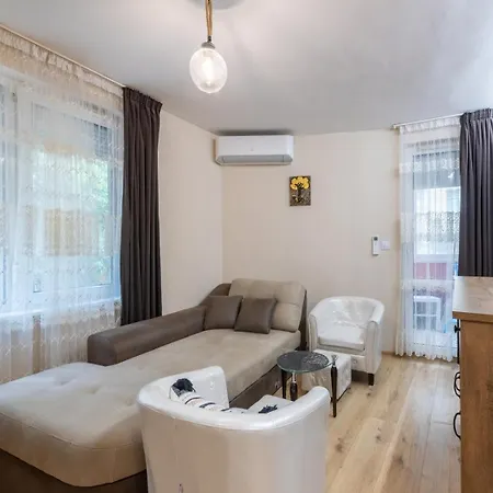 Elegant 2br | 5 Min Walk To Sea Garden וארנה
