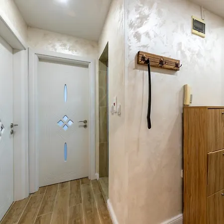 Elegant 2br | 5 Min Walk To Sea Garden וארנה