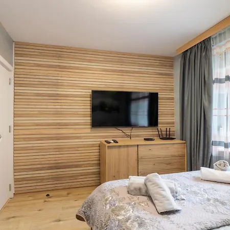 Elegant 2br | 5 Min Walk To Sea Garden דירה וארנה